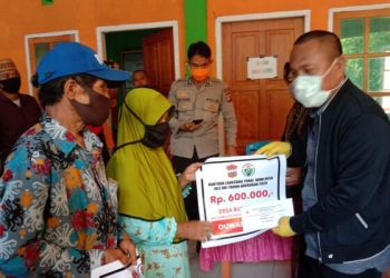 Penyerahan BLT Gorontalo Utara di Kecamatan Sumalata Timur