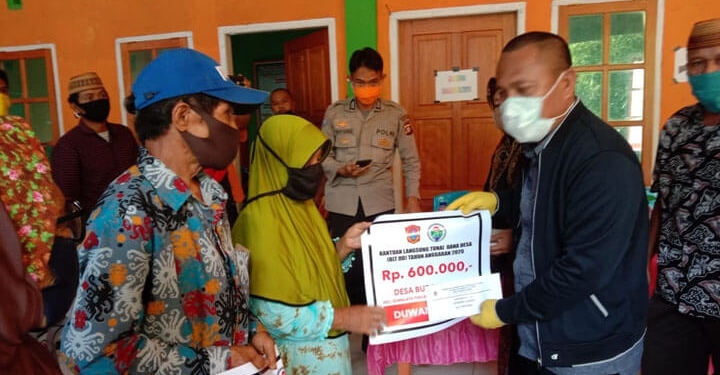 Penyerahan BLT Gorontalo Utara di Kecamatan Sumalata Timur