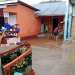 Banjir mulai surut, lumpur menutupi rumah warga
