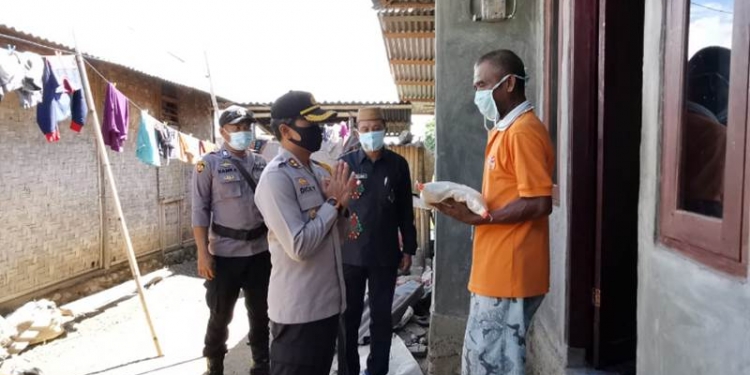 Kapolres Gorut Salurkan Sembako ke Masyarakat