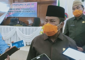Ketua Deprov Gorontalo, Paris R.A Jusuf, memberi keterangan kepada wartawan usai rapat paripurna, Kamis (4/6/2020). (hendra/60dtk)