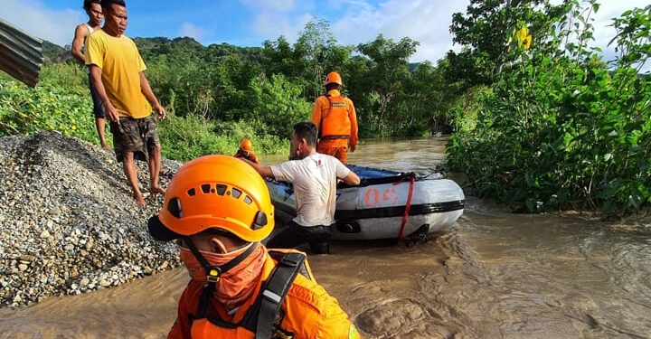 Empat penambang pasir terjebak banjir