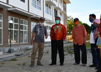 Tinjau Tempat Karantina untuk Pasien Positif Covid-19