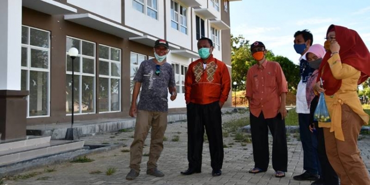 Tinjau Tempat Karantina untuk Pasien Positif Covid-19