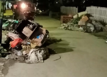 Sampah menumpuk akibat dampak banjir