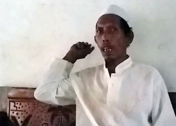 Warga Tambak Asri, Slamet menyampaikan keluhan pengurusan akta tanah yang tak kunjung selesai hingga saat ini.
