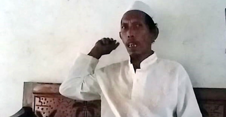 Warga Tambak Asri, Slamet menyampaikan keluhan pengurusan akta tanah yang tak kunjung selesai hingga saat ini.