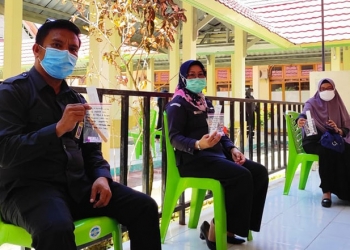Ketua dan Anggota Bawaslu Pohuwato menunjukkan hasil swab dalam uji swab Covid-19.