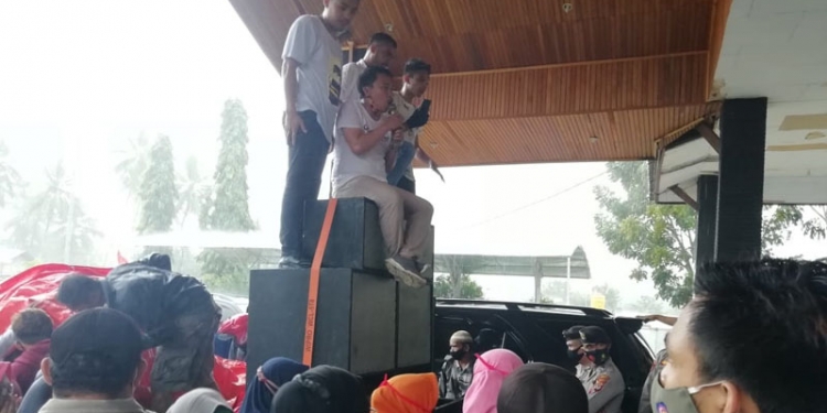 Kades Lombongo Dituntut Dicopot