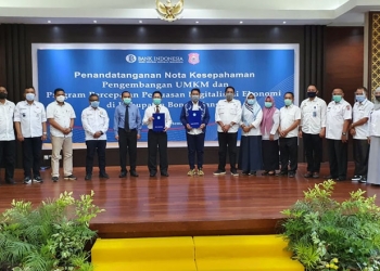 Kepala Bank Indonesia Gorontalo, Budi Widihartanto, dan Bupati Bone Bolango, Hamim Pou (tengah) usai penandatangan Nota Kesepahaman Pengembangan UMKM, Rabu (23/9/2020). (Dok. BI Gorontalo)