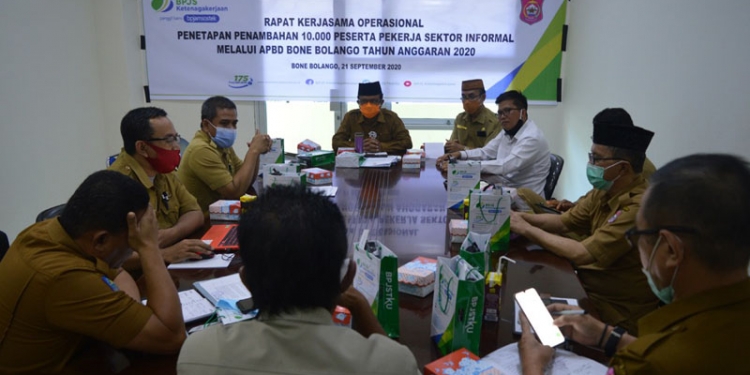 Sekda Ishak Ntoma didampingi para Asisten, dan pimpinan OPD, serta Kepala BPJAMSOSTEK Cabang Gorontalo Hendra Elvian memimpin Raker Operasional Penetapan 10 Ribu peserta pekerja sektor informal melalui APBD Bone Bolango tahun anggaran 2020, yang berlangsung di ruang kerja Sekda Bone Bolango, Senin (21/09/2020). (F.AKP)