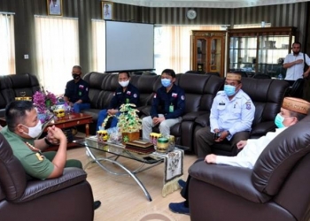 Wagub Gorontalo H. Idris Rahim (kanan), berbincang dengan Kepala BPPHLHK, Dodi Kurniawan (kiri) di ruang kerja Wagub, Rabu (23/9/2020). (Foto : Haris – Humas)