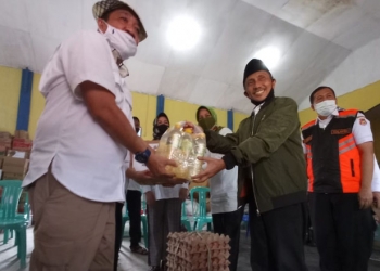 Bupati Gorontalo, Nelson Pomalingo, menyerahkan secara simbolis bantuan untuk korban banjir di Kecamatan Bulawa, Kabupaten Bone Bolango, Rabu (16/9/2020).