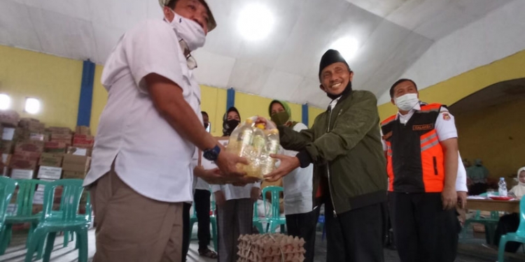 Bupati Gorontalo, Nelson Pomalingo, menyerahkan secara simbolis bantuan untuk korban banjir di Kecamatan Bulawa, Kabupaten Bone Bolango, Rabu (16/9/2020).