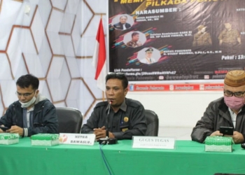 Ketua Bawaslu Pohuwato, Zubair Mooduto (tengah).