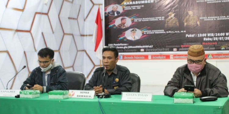 Ketua Bawaslu Pohuwato, Zubair Mooduto (tengah).