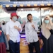 Bupati Bone Bolango, Hamim Pou, berpose bersama pelaku UMKM di sela penyaluran bantuan gerobak usaha bagi UMKM, Kamis (24/9/2020). (Pras/Gopos)