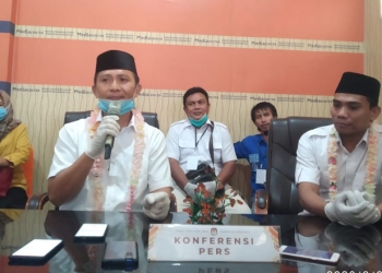 Pasangan Chamdi Mayang dan Tomy Ishak memberi keterangan kepada wartawan usai mendaftar ke KPU Kabupaten Gorontalo, Ahad (6/9/2020). (arif/gopos)