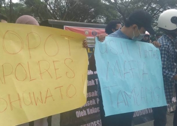 Aliansi mahasiswa dan pemuda Provinsi Gorontalo menuntut Kapolda Gorontalo, Irjen Pol. Dr. Achmad Wiyagus untuk mencopot Kapolres Pohuwato, AKBP Tedy Rayendra . Foto Istimwa