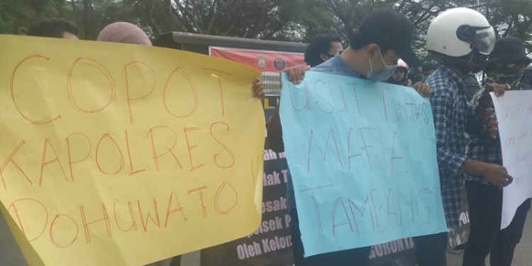 Aliansi mahasiswa dan pemuda Provinsi Gorontalo menuntut Kapolda Gorontalo, Irjen Pol. Dr. Achmad Wiyagus untuk mencopot Kapolres Pohuwato, AKBP Tedy Rayendra . Foto Istimwa