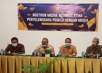 Anggota DKPP, Prof.Teguh Prasetyo (kedua kiri) bersama TPD unsur masyarakat, Roy Martin Moonti (kiri), Kabag Fasilitasi Persidangan & Teknis Tindak Lanjut Putusan DKPP, Osbin Samosir (kedua kanan)  menyampaikan materi terkait Etika Penyelenggara Pemilu