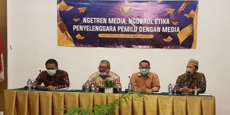Anggota DKPP, Prof.Teguh Prasetyo (kedua kiri) bersama TPD unsur masyarakat, Roy Martin Moonti (kiri), Kabag Fasilitasi Persidangan & Teknis Tindak Lanjut Putusan DKPP, Osbin Samosir (kedua kanan)  menyampaikan materi terkait Etika Penyelenggara Pemilu