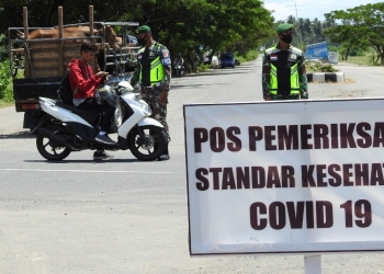 Petugas gabungan saat melakukan penegakan disiplin protokol kesehatan di Desa Pontolo, Kecamatan Kwandang, Kabupaten Gorontalo Utara. (foto.isno/gopos)