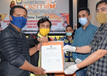 Ketua KPU Bone Bolango, Adnan Berahim, menerima dokumen perbaikan dua bakal paslon, Sabtu (19/9/2020). (Dok. Humas KPU Bone Bolango)