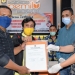 Ketua KPU Bone Bolango, Adnan Berahim, menerima dokumen perbaikan dua bakal paslon, Sabtu (19/9/2020). (Dok. Humas KPU Bone Bolango)