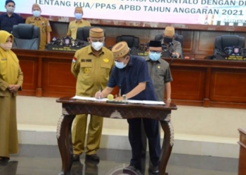 penandatangan Nota Kesepakatan antara Gubernur Gorontalo Rusli Habibie bersama Ketua DPRD Provinsi Gorontalo Paris Jusuf, terkait persetujuan rancangan Kebijakan Umum APBD (KUA) dan Prioritas Plafon Anggaran Sementara (PPAS) APBD Provinsi Gorontalo Tahun 2021 pada Rapat Paripurna istimewa ke 34, di ruang sidang DPRD, Senin (28/9/2020). (Foto – Ryan Humas)