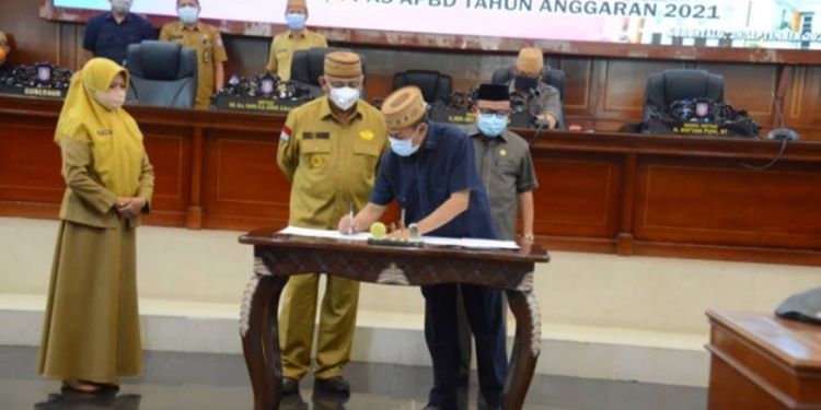 penandatangan Nota Kesepakatan antara Gubernur Gorontalo Rusli Habibie bersama Ketua DPRD Provinsi Gorontalo Paris Jusuf, terkait persetujuan rancangan Kebijakan Umum APBD (KUA) dan Prioritas Plafon Anggaran Sementara (PPAS) APBD Provinsi Gorontalo Tahun 2021 pada Rapat Paripurna istimewa ke 34, di ruang sidang DPRD, Senin (28/9/2020). (Foto – Ryan Humas)