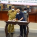 penandatangan Nota Kesepakatan antara Gubernur Gorontalo Rusli Habibie bersama Ketua DPRD Provinsi Gorontalo Paris Jusuf, terkait persetujuan rancangan Kebijakan Umum APBD (KUA) dan Prioritas Plafon Anggaran Sementara (PPAS) APBD Provinsi Gorontalo Tahun 2021 pada Rapat Paripurna istimewa ke 34, di ruang sidang DPRD, Senin (28/9/2020). (Foto – Ryan Humas)