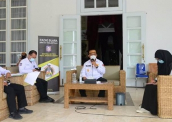 Suasana dialog Interaktif tentang penerapan protokol kesehatan lewat Pergub nomor 41 tahun 2020, dengan Gubernur Gorontalo Rusli Habibie sebagai narasumber yang dilaksanakan oleh radio Suara Rakyat Hulondalo, Rabu (09/09/2020). Foto : Salman – Humas