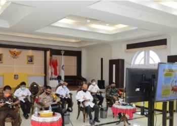 Suasana Rakor Pengamanan dan Penegakan Protokol Kesehatan Covid-19 dalam rangka Pilkada Serentak 2020 yang diikuti Wakil Gubernur Gorontalo, Sekdaprov Gorontalo dan unsur Forkopimda terkait bersama Menkopolhukam, Mendagri, KPU, Bawaslu, Kepala BNPB dan jajaran pemerintah pusat lainnya, via Video Conference, Rabu (9/9/2020). (Foto – Salman)