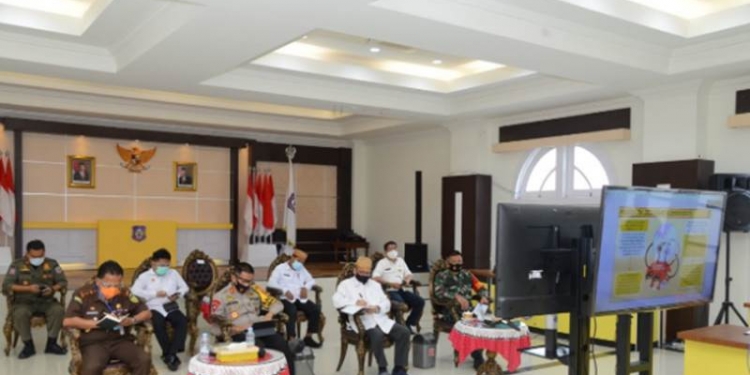 Suasana Rakor Pengamanan dan Penegakan Protokol Kesehatan Covid-19 dalam rangka Pilkada Serentak 2020 yang diikuti Wakil Gubernur Gorontalo, Sekdaprov Gorontalo dan unsur Forkopimda terkait bersama Menkopolhukam, Mendagri, KPU, Bawaslu, Kepala BNPB dan jajaran pemerintah pusat lainnya, via Video Conference, Rabu (9/9/2020). (Foto – Salman)