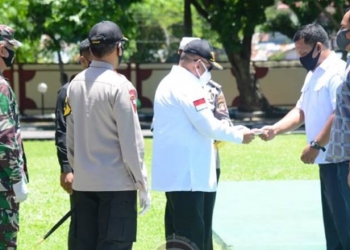 Rusli Pimpin Pembagian Masker Bersama Polda Gorontalo