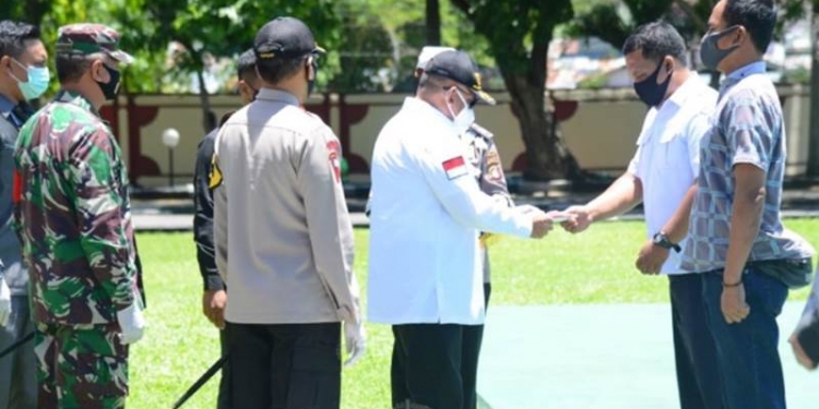Rusli Pimpin Pembagian Masker Bersama Polda Gorontalo