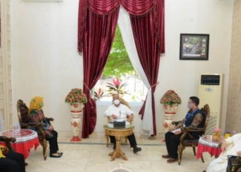 Gubernur Gorontalo Rusli Habibie (tengah) saat menerima Kepala BPS Herum Fajarwati dan petugas sensus, Jumat (11/9/2020). Gubernur Rusli berpesan agar proses sensus faktual dilakukan dengan memperhatikan protokol kesehatan. (Foto: Salman-Humas).