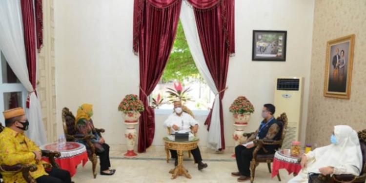 Gubernur Gorontalo Rusli Habibie (tengah) saat menerima Kepala BPS Herum Fajarwati dan petugas sensus, Jumat (11/9/2020). Gubernur Rusli berpesan agar proses sensus faktual dilakukan dengan memperhatikan protokol kesehatan. (Foto: Salman-Humas).