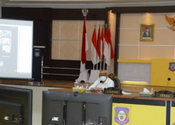 Gubernur Gorontalo Rusli Habibie didampingi Sekda Darda Daraba saat memimpin Rakorsus Pengamanan dan Penegakan Hukum Protokol Kesehatan dalam Rangka Pilkada Serentak, Jumat (11/9/2020). Salah satu poin pentingnya, setiap pasangan calon, tim sukses dan partai politik pengusung dan penduduk harus membuat komitmen bersama mensukseskan pilkada dan mencegah penularan covid-19. (Foto: Salman-Humas).