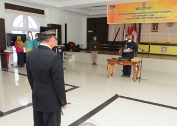 Gubernur Gorontalo Rusli Habibie melantik Dr. Sumarwoto dan Dr. Irfan Ibrahim sebagai Widyaiswara Ahli Utama bertempat di Aula Rumah Jabatan Gubernur, Kamis (24/9/2020). Pelantikan Sumarwoto ini membuat kursi Kepala Pelaksana BPBD menjadi kosong menunggu hasil lelang jabatan yang sedang berproses. (Foto: Salman-Humas).