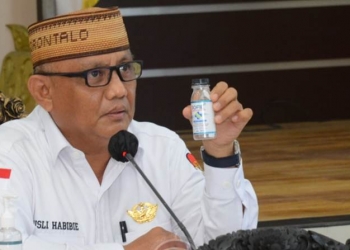 Gubernur Rusli Habibie saat memperkenalkan Sofie hand sanitizer yang menjadi salah satu produk yang diciptikan oleh Provinsi Gorontalo di tengah pandemi covid-19. (Dok. Humas)