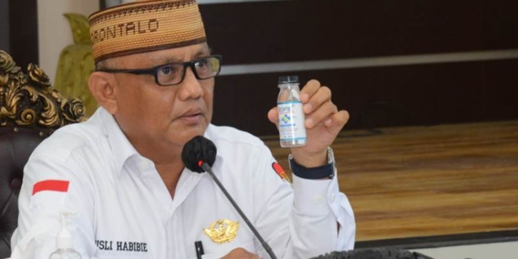 Gubernur Rusli Habibie saat memperkenalkan Sofie hand sanitizer yang menjadi salah satu produk yang diciptikan oleh Provinsi Gorontalo di tengah pandemi covid-19. (Dok. Humas)