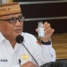 Gubernur Rusli Habibie saat memperkenalkan Sofie hand sanitizer yang menjadi salah satu produk yang diciptikan oleh Provinsi Gorontalo di tengah pandemi covid-19. (Dok. Humas)