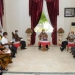 Gubernur Gorontalo Rusli Habibie rapat bersama Sekda Provinsi Gorontalo dan pimpinan OPD terkait di rudis gubernur, Jumat ( 25/9/2020). (foto : Salman)