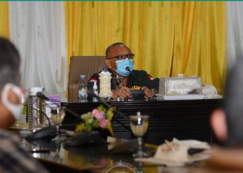 Gubernur Rusli Habibie saat memberikan sambutan pada pelaksanaan pertemuan dengan perwakilan korban banjir yang terjadi di empat Kecamatan yang ada di Kabupaten Pohuwato, Sabtu (26/9/2020). Dikesmpatan itu pula gubernur tak lupa menyerahkan sejumlah bantuan bahan pokok bersubsidi untuk 1.000 masyarakat korban banjir.  (Foto – Alfred)