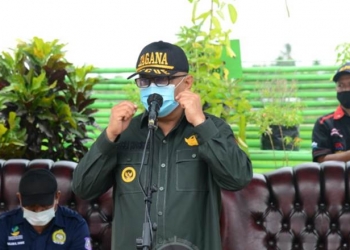 Gubernur Gorontalo Rusli Habibie saat memberikan sambutan pada penyerahan bantuan bagi korban kebakaran di Desa Dulohupa, Kecamatan Wonosari, Boalemo, Sabtu (26/9/2020). Selain membantu korban kebakaran,  gubernur juga kembali mengingatkan tentang disiplin protokol kesehatan kepada warga setempat.  (Foto – Alfred)