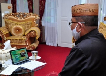 Wagub Gorontalo H. Idris Rahim memberikan sambutan pada wisuda IAIN Sultan Amai Gorontalo melalui video konferensi di rumah jabatan Wagub, Senin (28/9/2020). (Foto : Haris – Humas)