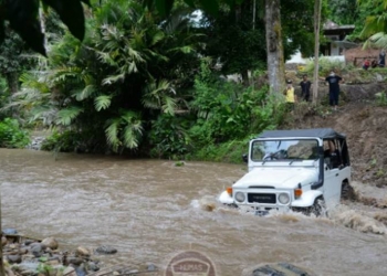 Gubernur Gorontalo Rusli Habibie dengan mobil hardtop menguji coba jalur offroad di Desa Meranti, Kecamatan Tapa, Kabupaten Bone Bolango, Minggu (6/9/2020). Di desa tersebut rencananya bakal dikembangkan menjadi destinasi wisata minat khusus. Salah satunya dengan menyiapkan jalur offroad sepanjang lebih kurang enam kilometer. (Foto: Salman-Humas).