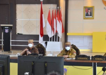 Gubernur Gorontalo Rusli Habibie didampingi Wagub Idris Rahim dan Sekdaprov Gorontalo Darda Daraba, saat mengikuti Rapat Forkopimda diperluas guna membahas evaluasi dari Pergub nomor 41 Tahun 2020 tentang Penerapan Disiplin dan Penegakan Hukum Protokol Kesehatan Sebagai Upaya Pencegahan dan Pengendalian Covid-19 di Provinsi Gorontalo Via Vidcon, Senin (7/9/2020). (Foto – Salman)